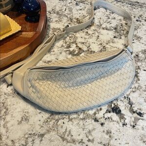 Mandrn Atlas Crossbody Bag